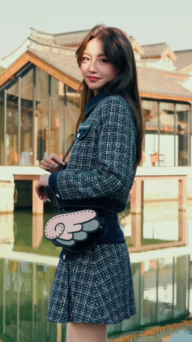 Fly into style with the Cupid Bag! 💕 Its pink wing design is a magical addition to any look. #JumpFromPaper #CupidBag #WhimsicalStyle #ComicChic #CrossbodyLove